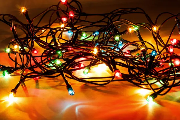 Karanlık arka planda Noel ışıkları