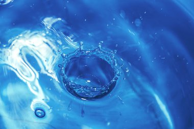 Beyaz arka plan üzerinde izole splash su