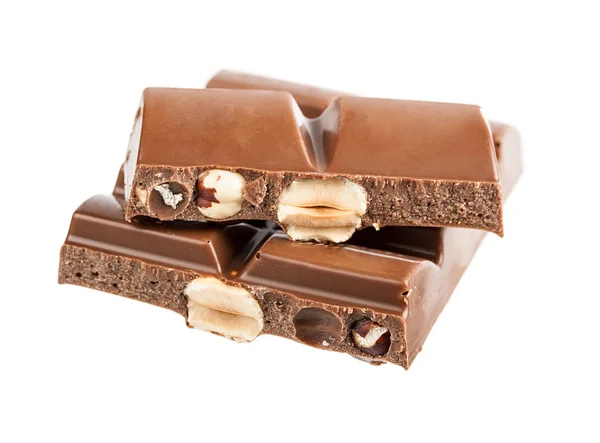 Шоколадные батончики с орехами на белом фоне — стоковое фото