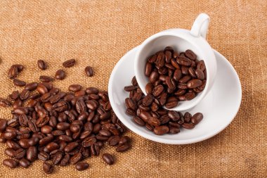 Kahve fincanı ve fasulye