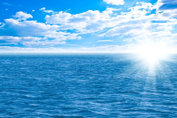 Cielo perfetto e acqua dell'oceano — Foto Stock