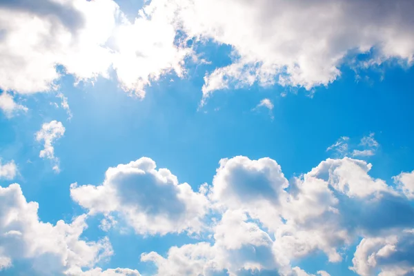 Nubes blancas esponjosas —  Fotos de Stock