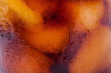 Buzlu kola bardağı.