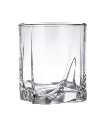 Beyaz arkaplanda izole edilmiş boş viski bardağı