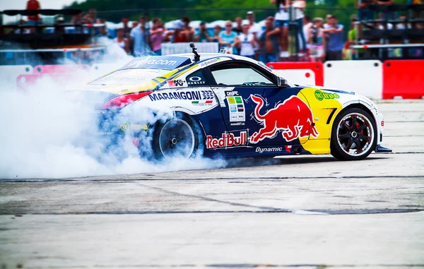 Poltava, Ukrayna - 29 Haziran: adrenalin fest 2013 3st sırasında kimliği belirsiz biniciler. yuvarlak üzerinde 29 Haziran 2013 yılında poltava, Ukrayna Ukrayna yarış drag Şampiyonası