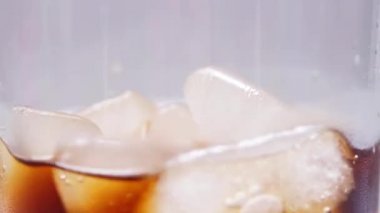 bir cam içine dökülür varlık kola yakın çekim