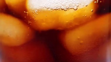 Cola buz küpleri ile yakın çekim