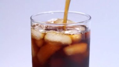 kola bir bardak içine dökülür varlık