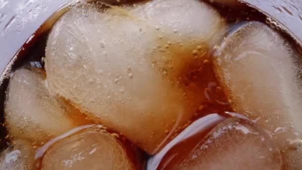 Coke versé dans un verre gros plan — Video