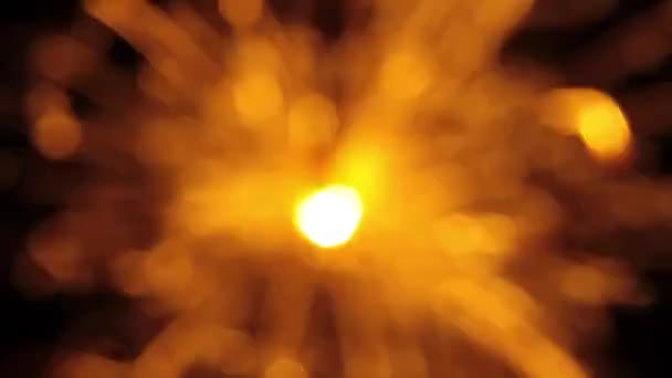 Bengalisches Licht, das mit hellen Funken brennt — Stockvideo