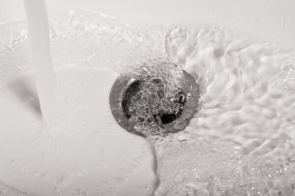 Хромированный кран с водой
