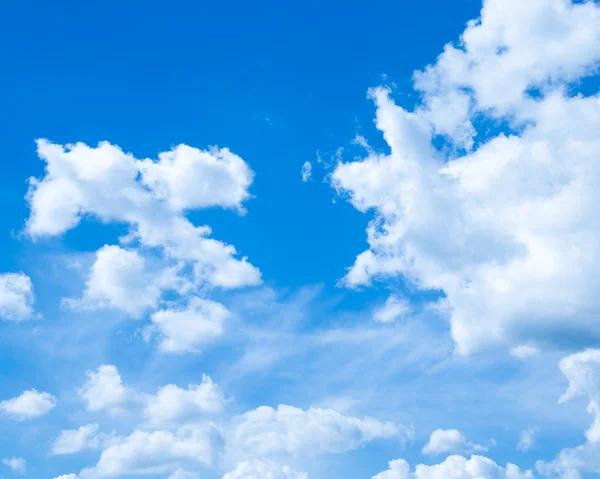 Witte wolken in de blauwe lucht — Stockfoto