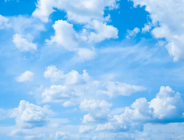 Mavi gökyüzünde beyaz bulutlar