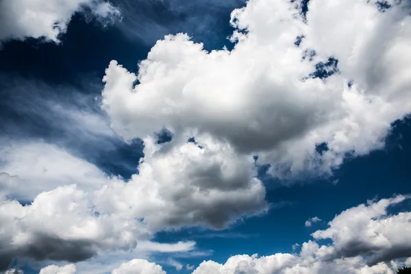 푸른 하늘의 흰 구름 — 스톡 사진