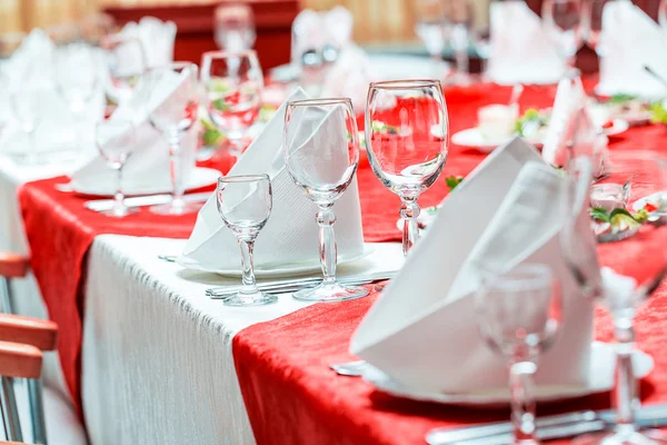 Glasses set in restaurant — Stock Photo, Image