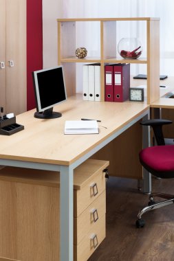 Masanın üzerinde izlemek