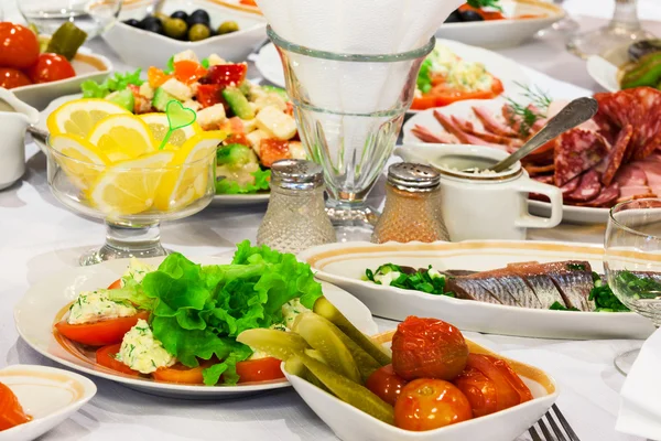 Saladas e peixes frescos — Fotografia de Stock