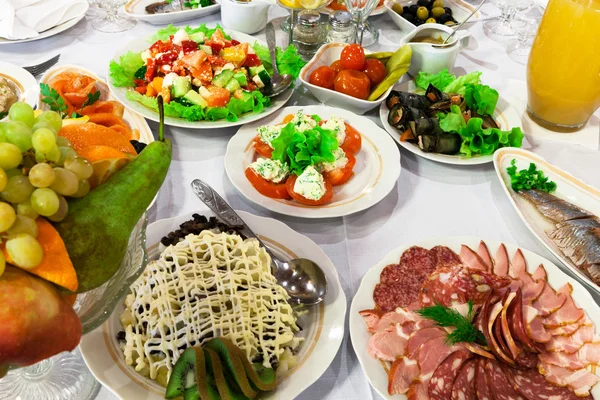 Saladas frescas e salsichas — Fotografia de Stock