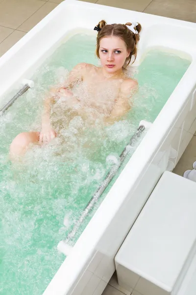 Mädchen im Whirlpool — Stockfoto