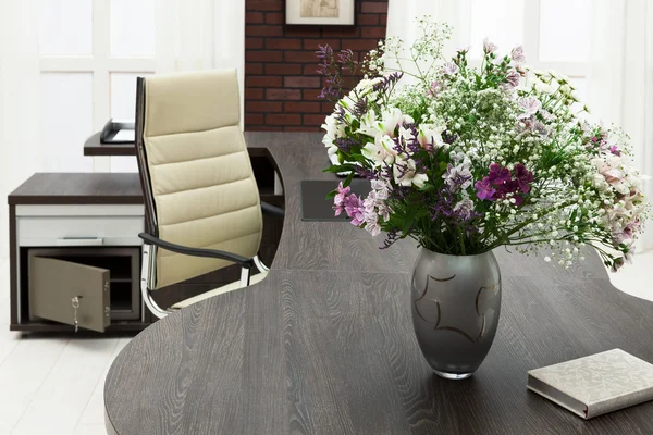 Flowers on a desk — Stock Photo, Image