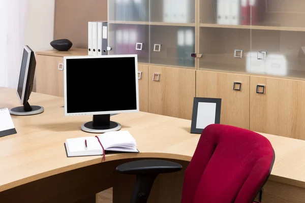 Monitory w nowoczesnym biurze — Zdjęcie stockowe