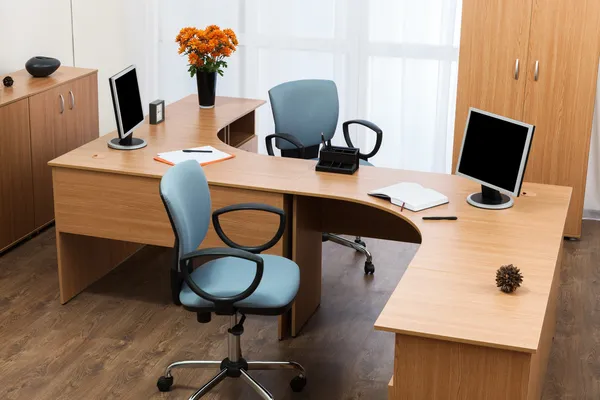 Monitoren op een bureau — Stockfoto