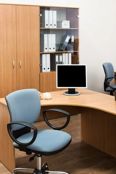 Monitor auf dem Schreibtisch — Stockfoto