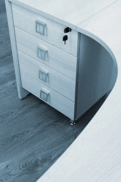 Holztisch mit Schubladen — Stockfoto