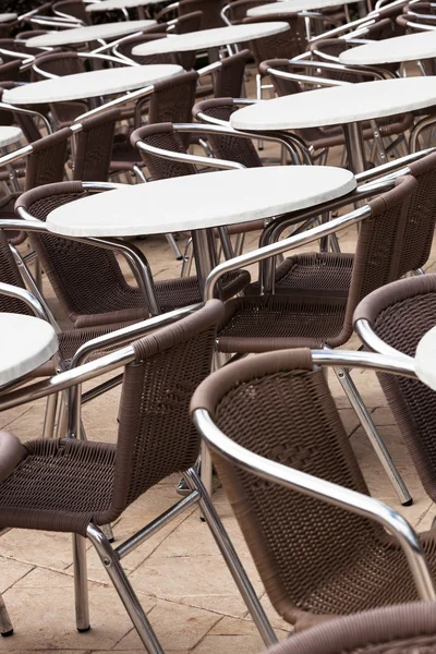 Mesas y sillas en un café — Foto de Stock
