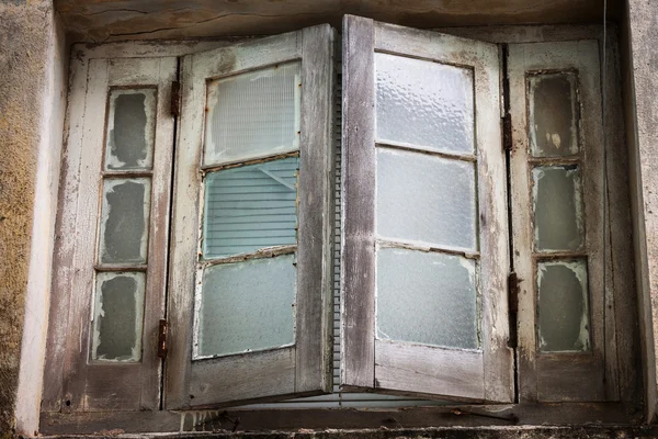 Fönster i en gammal byggnad — Stockfoto