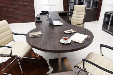 Masadaki Dizüstü bilgisayar