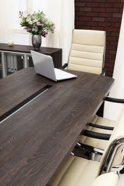 laptop ve masanın üzerine çiçek