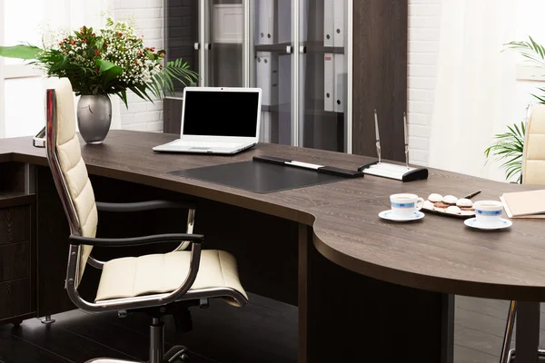 Laptop and flowers — Stock Photo, Image