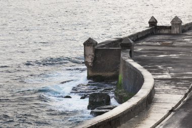 bulutlu bir günde sahil