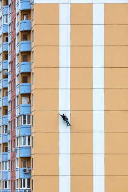 bir beton duvara derler