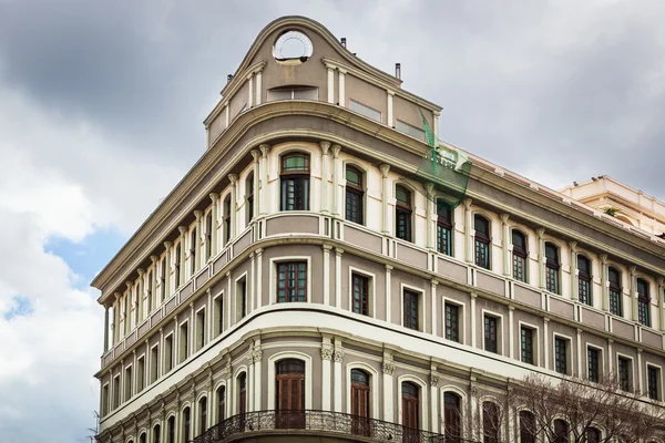 Antigua casa con ventanas — Foto de Stock