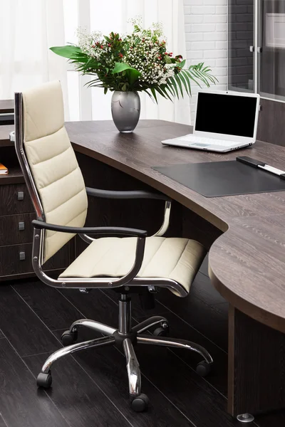 Masadaki Dizüstü bilgisayar