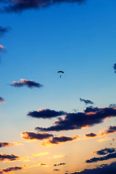 Skydiver against the sunset sky — Stock Photo, Image