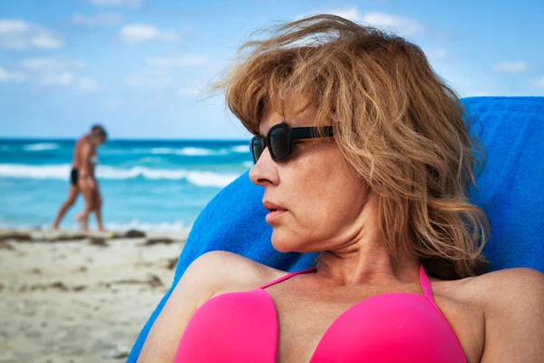 Mulher na praia — Fotografia de Stock