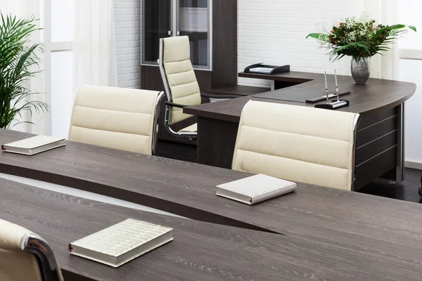 bir masanın üzerine çiçek