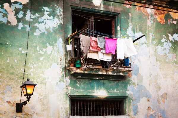 Sušení prádla na balkóně — Stock fotografie