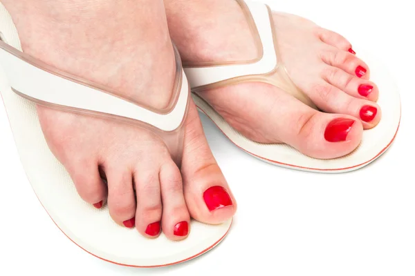 Piedi femminili in sandali — Foto Stock