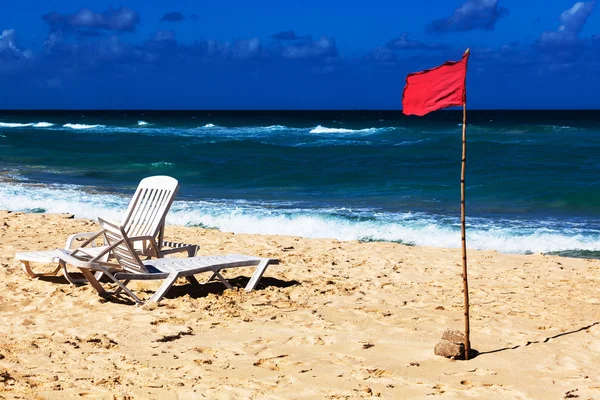 Κόκκινη σημαία στην παραλία — Φωτογραφία Αρχείου