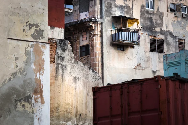 Casa velha com varandas — Fotografia de Stock