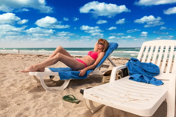 Fille sur la plage — Photo