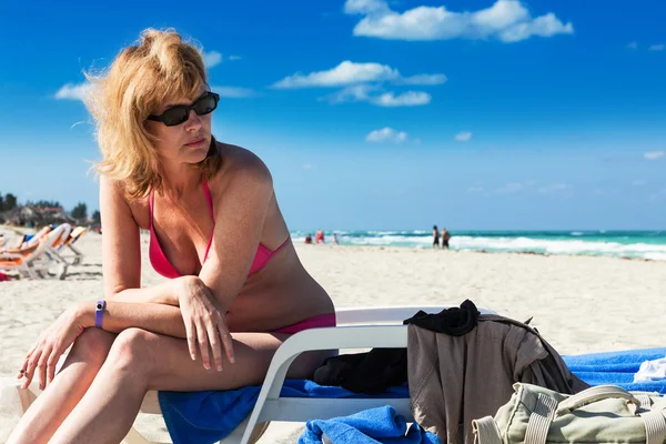 Mulher na praia — Fotografia de Stock