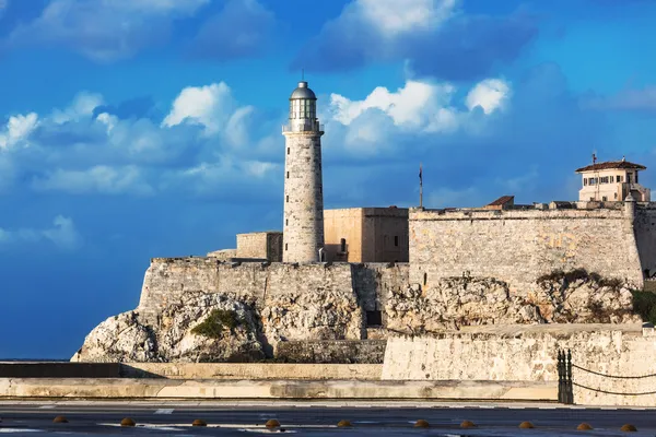 Leuchtturm und alte Festung — Stockfoto