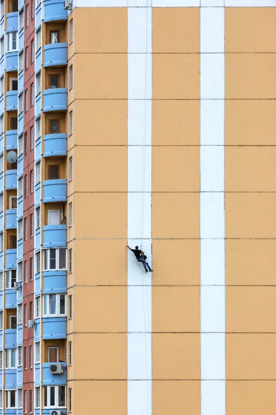 Steeplejacks em uma parede de concreto — Fotografia de Stock