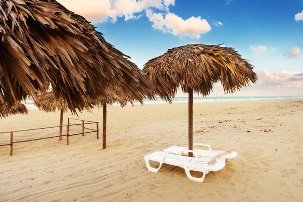 Sedie a sdraio sulla spiaggia — Foto Stock