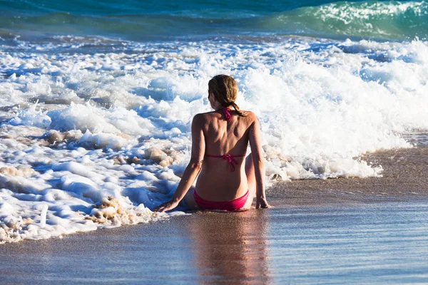 Fille sur la plage — Photo